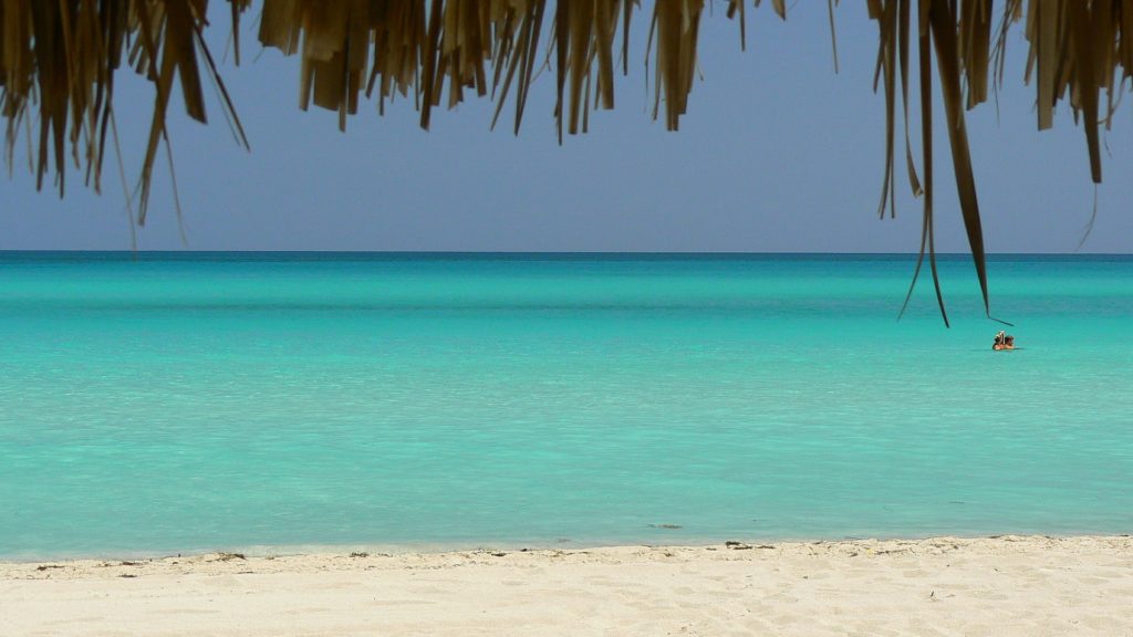 Plage de sable blanc à Cuba