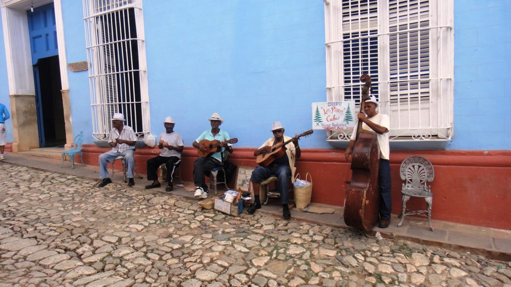 Rue colorée et musiciens à Cuba