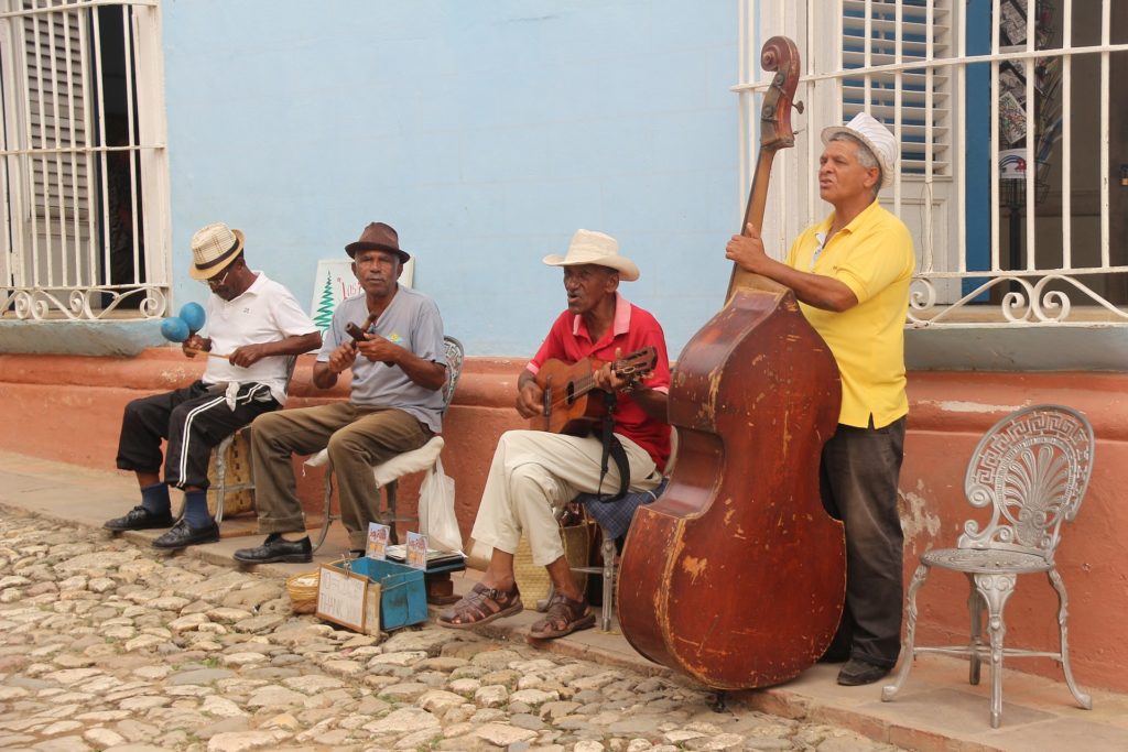 Musiciens et danse dans une rue de Cuba